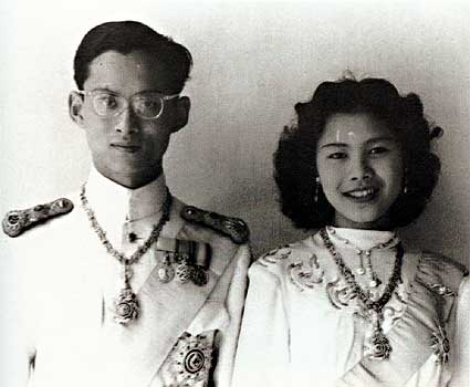 Bhumibol et Sirikit lors de leur mariage en 1950  : source commons wikimedia - image public domain