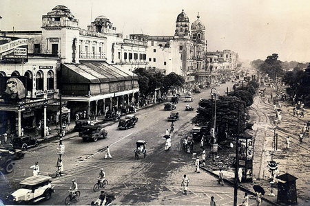 Calcutta, Chowringhee road (1945)  : source commons wikimedia - image public domain