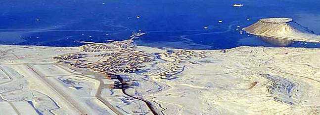  Vue aérienne de la base de Thulé : source US Air Force - image public domain