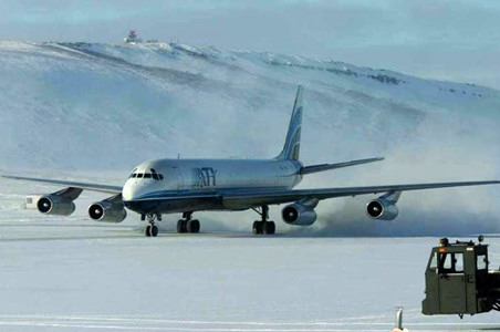 DC8 atterrissant à Thulé : source commons wikimedia - image public domain 